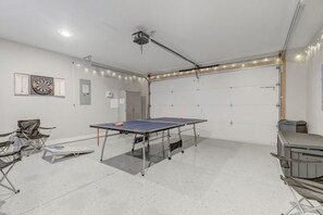 Game room - City View Rooftop Games & Fire Pit Privacy & Secure Garage (Nashville)