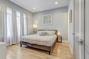 4 bedrooms, desk, iron/ironing board, WiFi - City View Rooftop Games & Fire Pit Privacy & Secure Garage (Nashville)