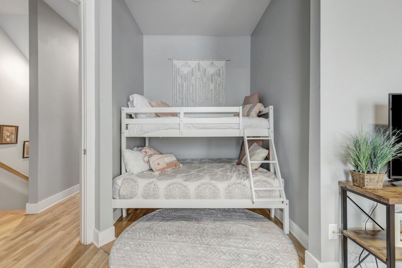 4 bedrooms, desk, iron/ironing board, WiFi