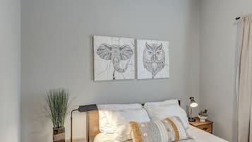 4 slaapkamers, een bureau, een strijkplank/strijkijzer, wifi