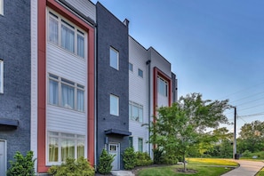 Exterior - City View Rooftop Games & Fire Pit Privacy & Secure Garage (Nashville)