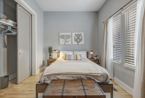 4 bedrooms, desk, iron/ironing board, WiFi