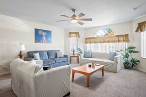 TV, offices - Easy Days At Club Island (Kissimmee)