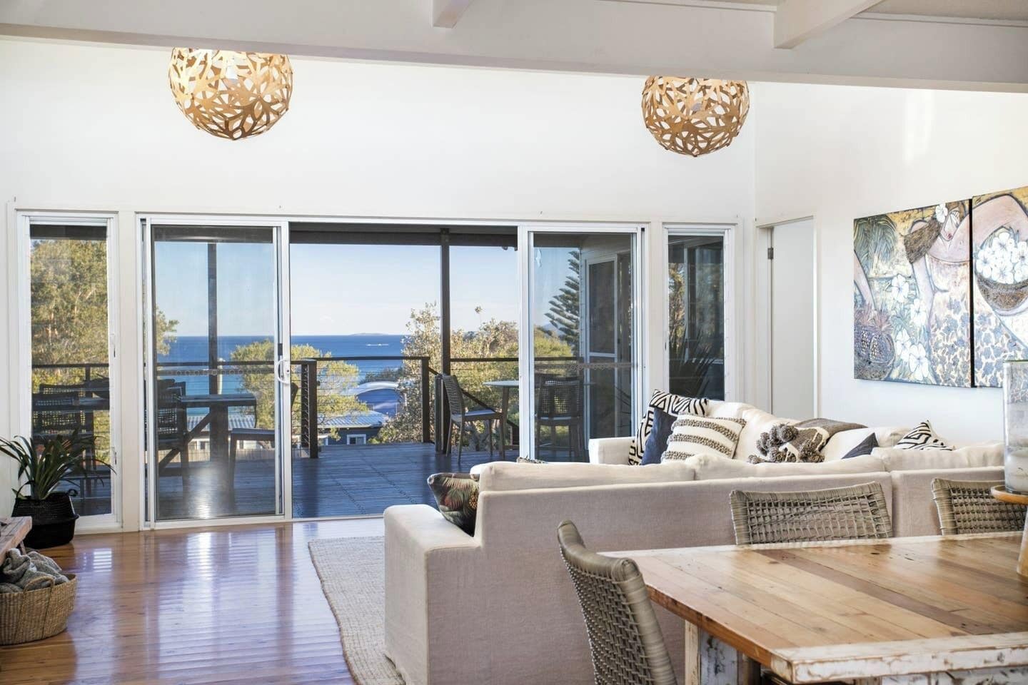 Televisión y chimenea 