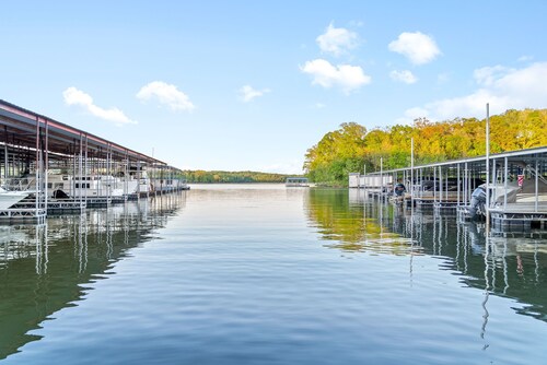 Lakefront 2BR Cottage, Private Deck & Boat Slip on Kentucky Lake