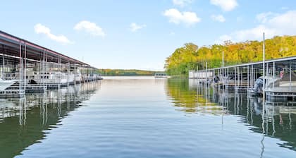 Lakefront 2BR Cottage, Private Deck & Boat Slip on Kentucky Lake