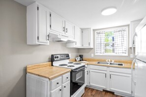 Private kitchen - Lakefront Cottage with Boat Slip on Kentucky Lake -Four Island Row (Buchanan)