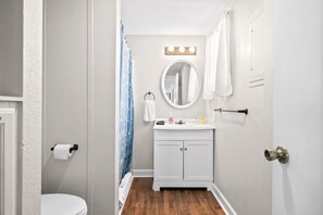 Shower, hair dryer, towels, soap - Lakefront Cottage with Boat Slip on Kentucky Lake -Four Island Row (Buchanan)