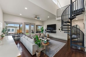 TV, stereo - Zilker Retreat w/ Downtown Views (Austin)