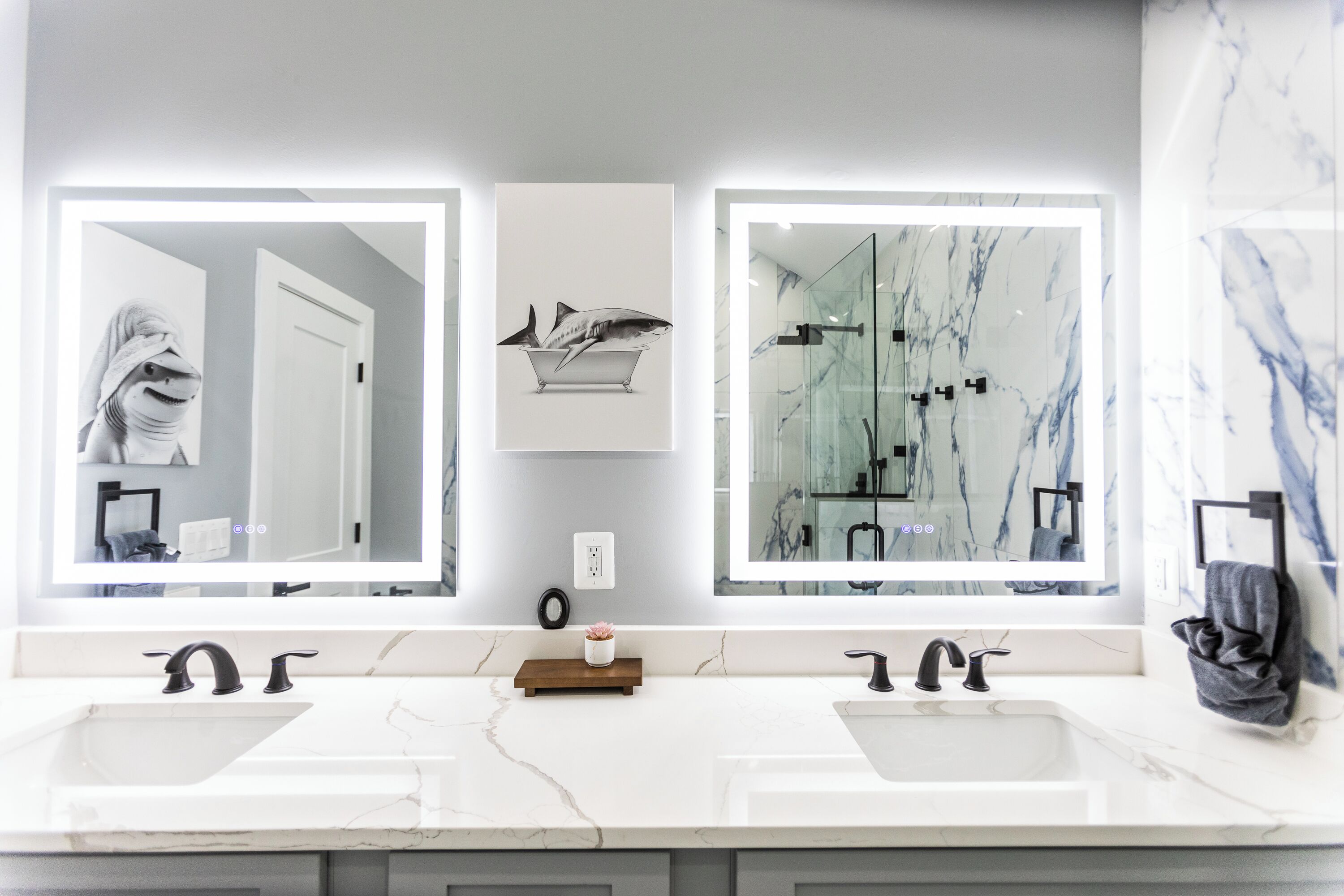 Shower, hair dryer, bidet, towels