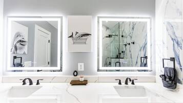 Shower, hair dryer, bidet, towels