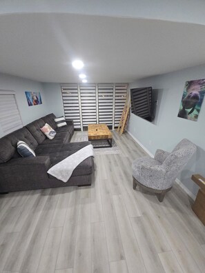 Living area - The Hidden Pearl Retreat at Weeki Wachee (Spring Hill)