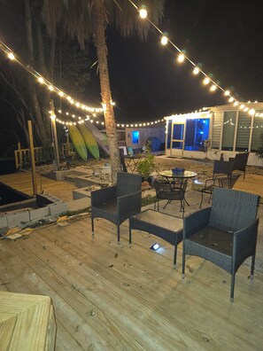 Outdoor dining - The Hidden Pearl Retreat at Weeki Wachee (Spring Hill)