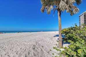 In Strandnähe, Liegestühle, Strandtücher