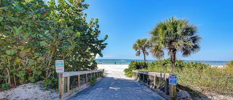 Playa en los alrededores, camastros y toallas de playa