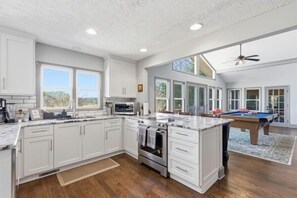 Fridge, microwave, oven, stovetop - The Goldeneye Getaway with Dock! (Gainesville)