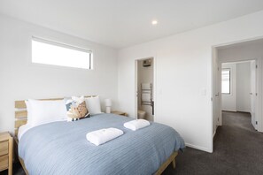Tabla de planchar con plancha, wifi y ropa de cama 