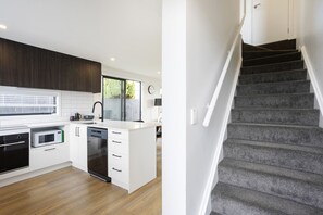 Fridge, microwave, oven, stovetop - Musselburgh Rise Townhouse (Dunedin)