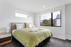 Tabla de planchar con plancha, wifi y ropa de cama 