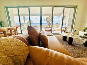 Living area - The Light House, by Joshua Tree. NEW Infinity Pool, Spa, Sauna, Cold Plunge (Yucca Valley)