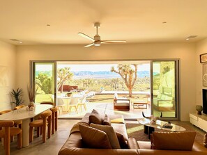 Living area - The Light House, by Joshua Tree. NEW Infinity Pool, Spa, Sauna, Cold Plunge (Yucca Valley)