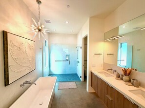Shower, hair dryer, bidet, towels - The Light House, by Joshua Tree. NEW Infinity Pool, Spa, Sauna, Cold Plunge (Yucca Valley)