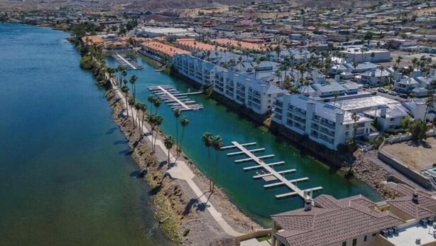 A coastal hotel with multiple buildings, a marina, and a river. - Serene 2-bedroom 2-bath condo with AC in Bullhead City (Bullhead City)