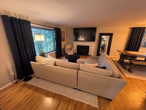 Smart TV, video games, books - 3-bedroom house in charming Issaquah with fitness room access and sauna (Issaquah)