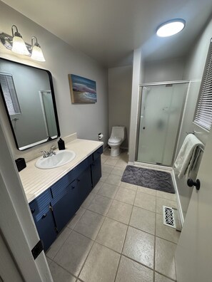 Shower, hair dryer, towels, soap - 3-bedroom house in charming Issaquah with fitness room access and sauna (Issaquah)