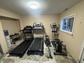 Fitness facility - 3-bedroom house in charming Issaquah with fitness room access and sauna (Issaquah)