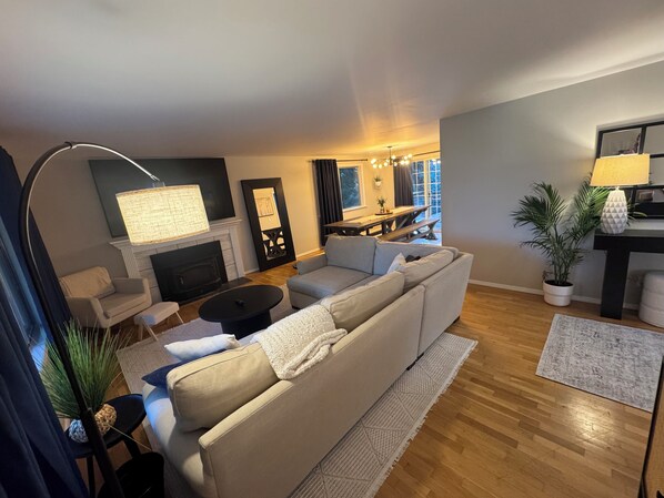 Smart TV, video games, books - 3-bedroom house in charming Issaquah with fitness room access and sauna (Issaquah)