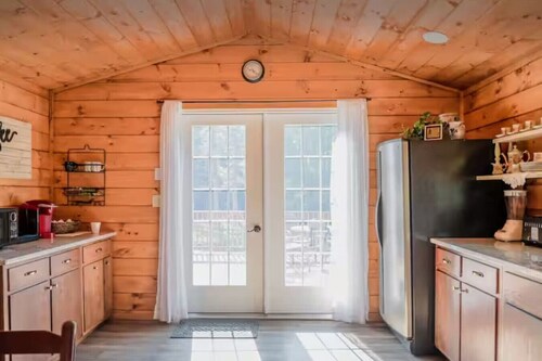 White Squirrel Farm | Cozy Cabin-Nature-Wildlife