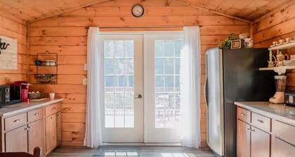 White Squirrel Farm | Cozy Cabin-Nature-Wildlife