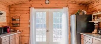 White Squirrel Farm | Cozy Cabin-Nature-Wildlife