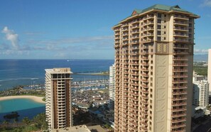 Exterior - Spacious 1-Bedroom, 1-Bathroom city view Suite at the Hilton Grand Waikikian (Honolulu)
