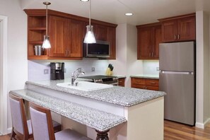 Private kitchen - Spacious 1-Bedroom, 1-Bathroom city view Suite at the Hilton Grand Waikikian (Honolulu)