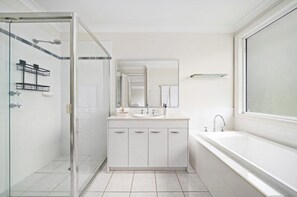 Hair dryer, towels, soap, toilet paper - Mountains Lake Retreat. (Wentworth Falls)