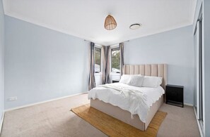 Iron/ironing board, WiFi, bed sheets - Mountains Lake Retreat. (Wentworth Falls)