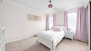 4 bedrooms, iron/ironing board, WiFi, bed sheets