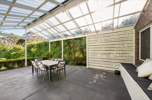 Outdoor dining - Mountains Lake Retreat. (Wentworth Falls)