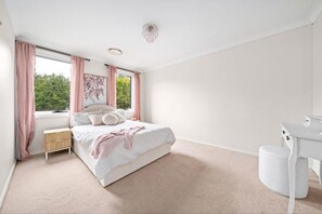 4 bedrooms, iron/ironing board, WiFi, bed sheets