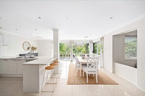 Dining - Mountains Lake Retreat. (Wentworth Falls)