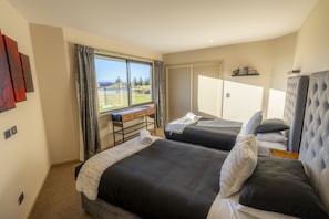 Iron/ironing board, WiFi, bed sheets - West Manor, mountain views (Twizel)