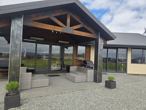 West Manor, mountain views