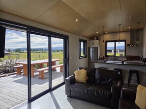 TV, fireplace - Twizel Tussock Nest studio (Twizel)