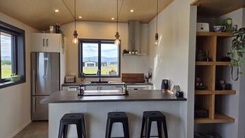 Geladeira, micro-ondas, fogão, cooktop