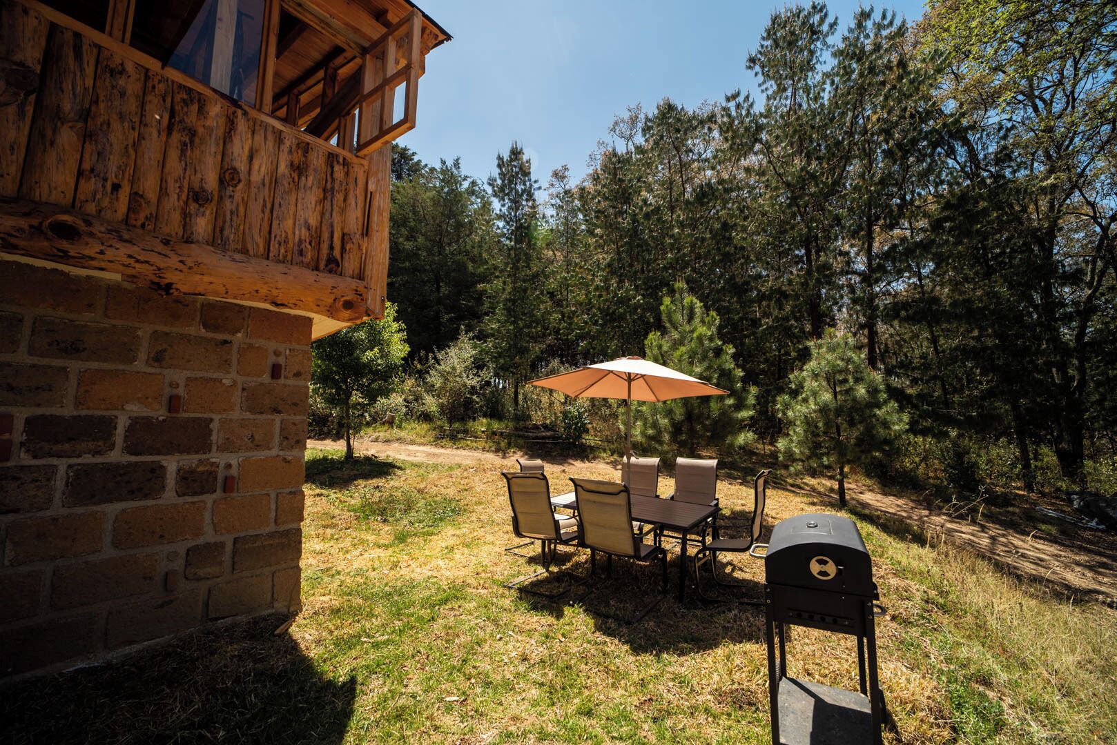 Cabaña superior, cocineta, vista a la montaña | Restaurante al aire libre