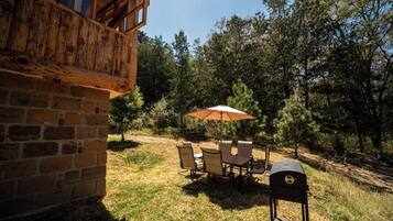 Cabaña superior, cocineta, vista a la montaña | Restaurante al aire libre