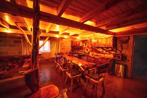 Superior huisje, kitchenette, uitzicht op bergen | Dineren