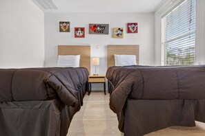2 slaapkamers, een bureau, een strijkplank/strijkijzer, reisbedje